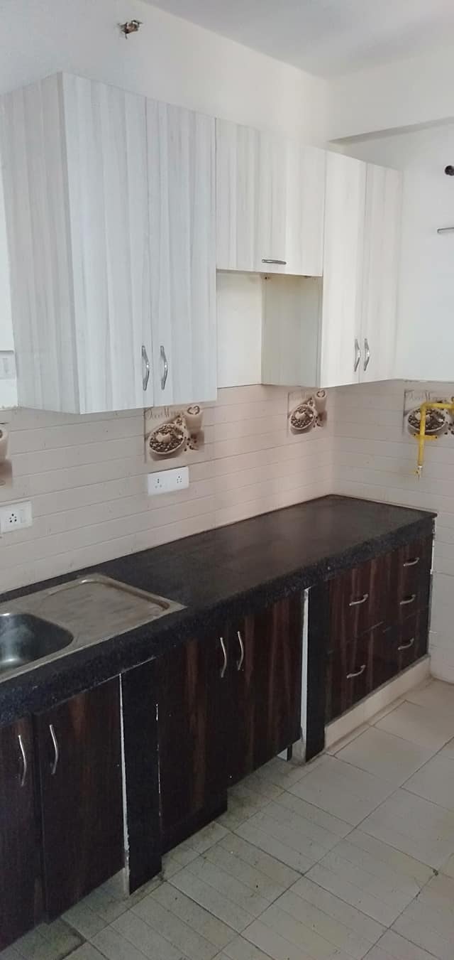 2bhk with servant Flat In Noida Expressway