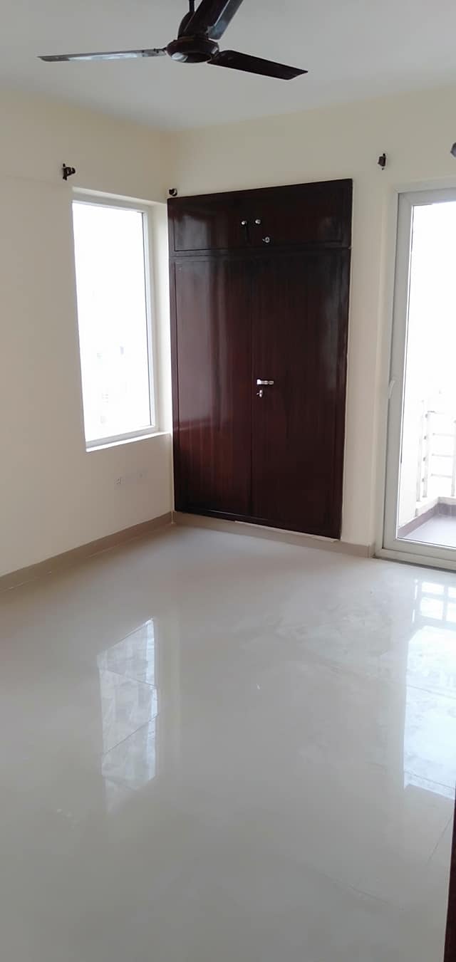 2bhk with servant Flat In Noida Expressway