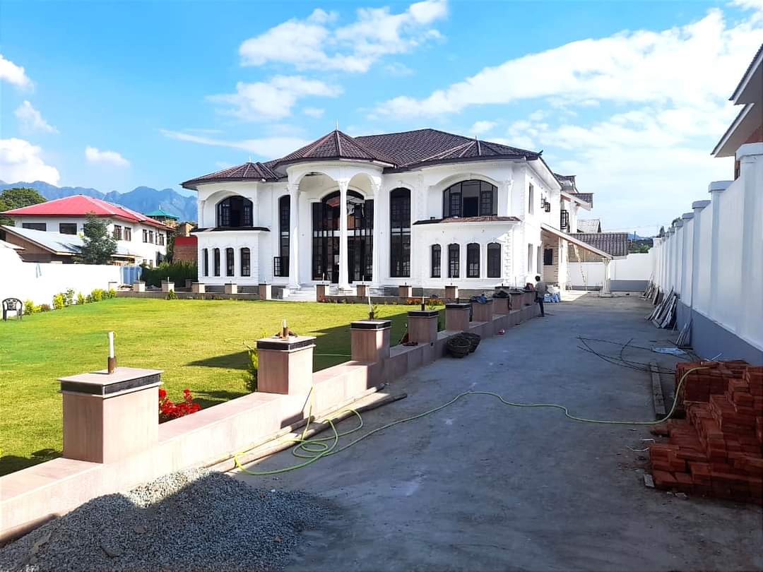 7 Bedroom Luxurious bungalow For Sale in Nigeen , Srinagar