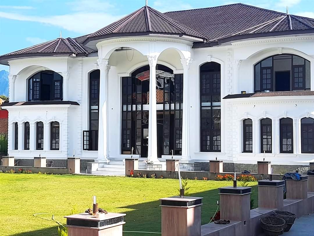 7 Bedroom Luxurious bungalow For Sale in Nigeen , Srinagar