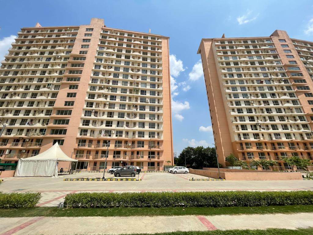 1 bhk + study flat in high rise