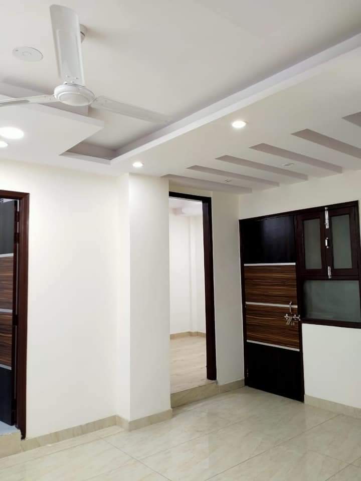 Flat for sale 100 sq yds 3bhk 3 bathroom upper g floor in govind puri extn..57 lacs