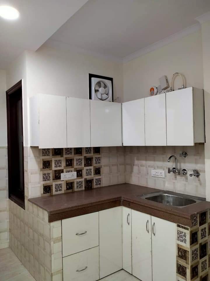 Flat for sale 100 sq yds 3bhk 3 bathroom upper g floor in govind puri extn..57 lacs