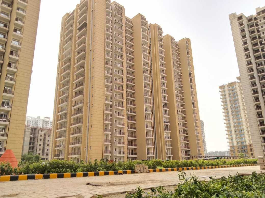 Ready to move 2bhk flat in  AIMS Golf Town ,Noida extension