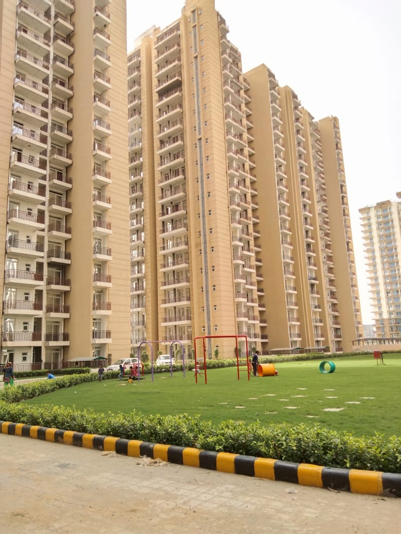 Ready to move 2bhk flat in  AIMS Golf Town ,Noida extension