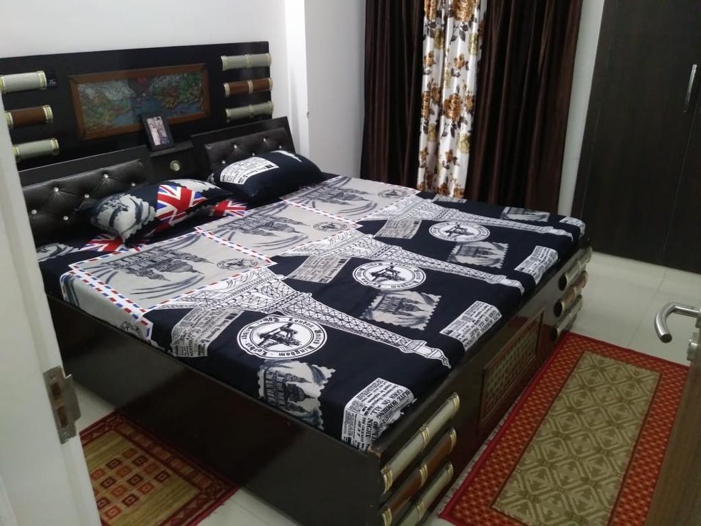3bhk Semi furnished Flat for rent Near Metro Connectivity, Noida