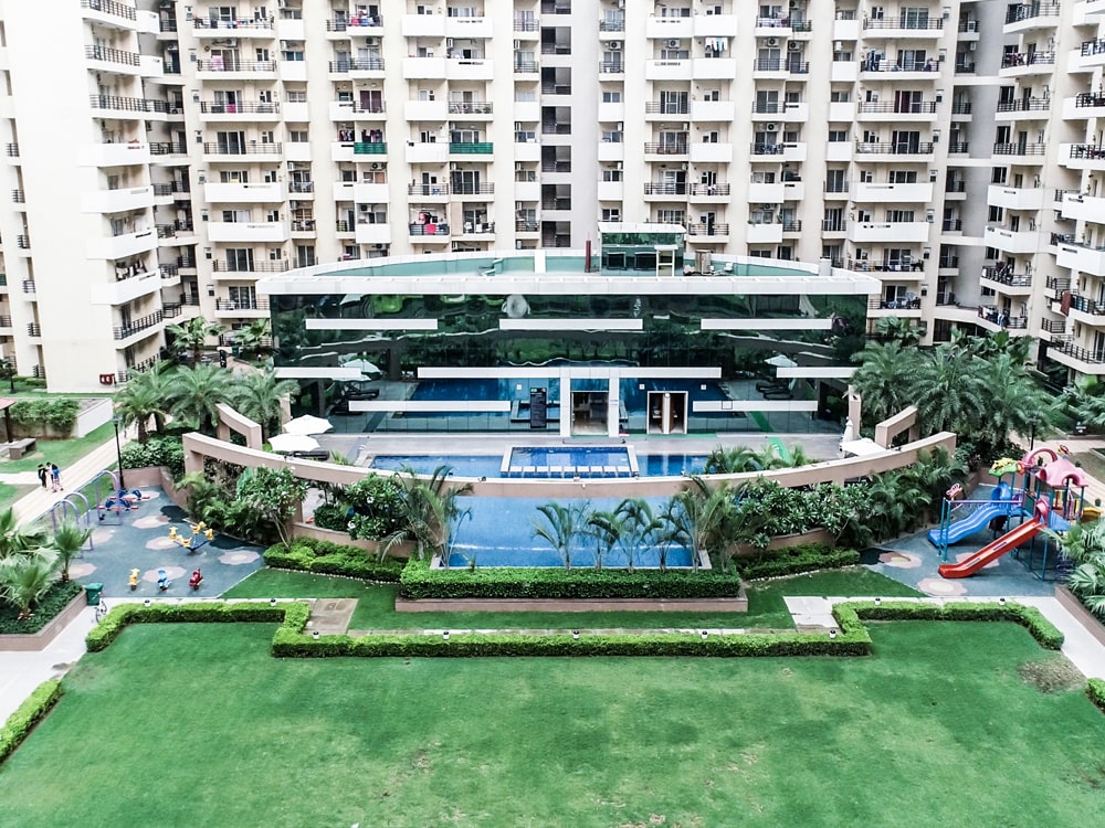 READY TO MOVE FURNISHED GROUND FLOOR 3BHK AT NOIDA EXPRESSWAY