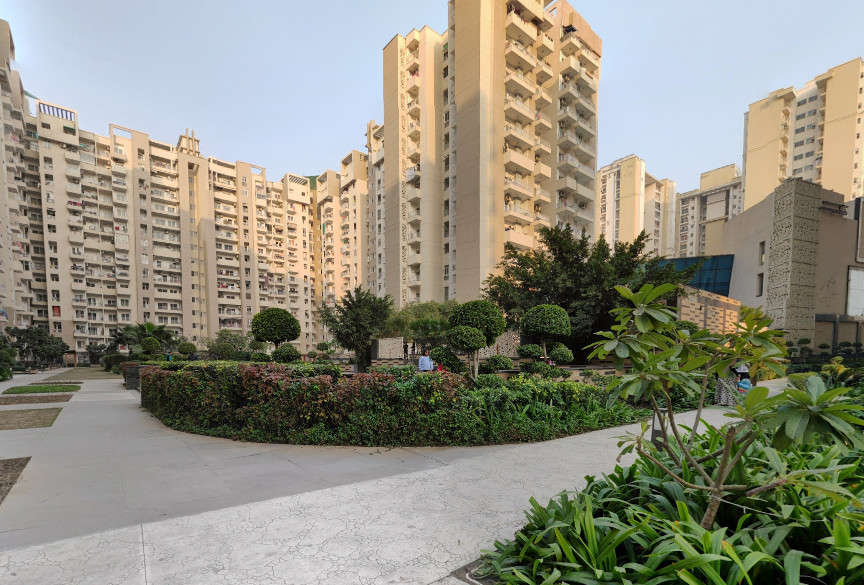 READY TO MOVE 2BHK STUDY READY TO MOVE FLAT FOR SALE AT NOIDA EXPRES
